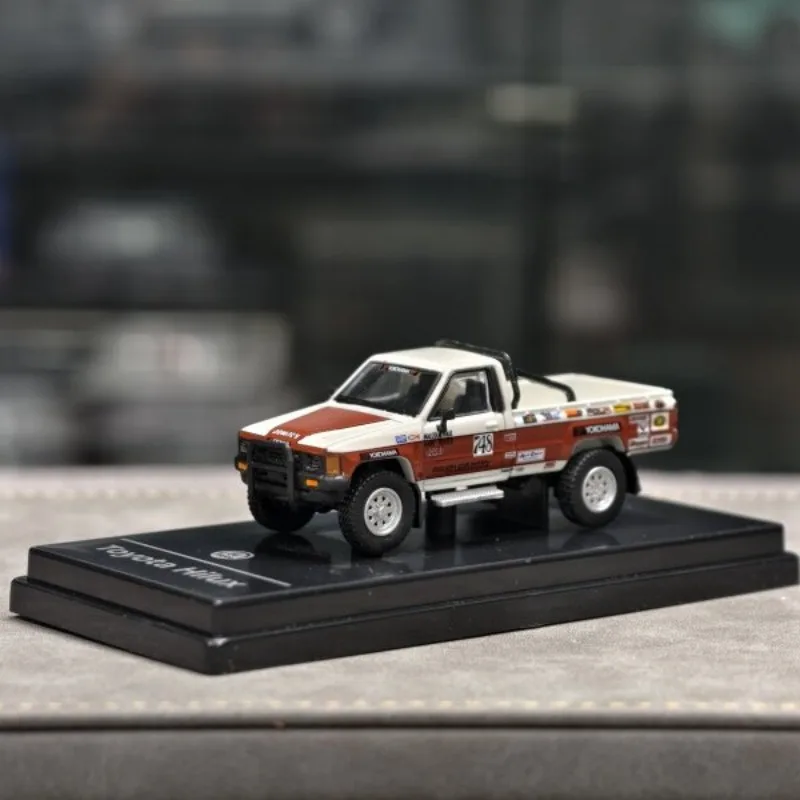 

Масштабная модель автомобиля Toyota Hilux 1985 года из литого металла, масштаб 1:64