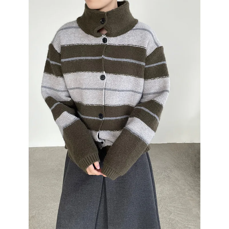 

Теплый вязаный свитер-кардиган Taochuan в корейском стиле для женщин: свободный крой, утолщенный, с воротником-стойкой, в полоску, мягкий и уютный, модный.