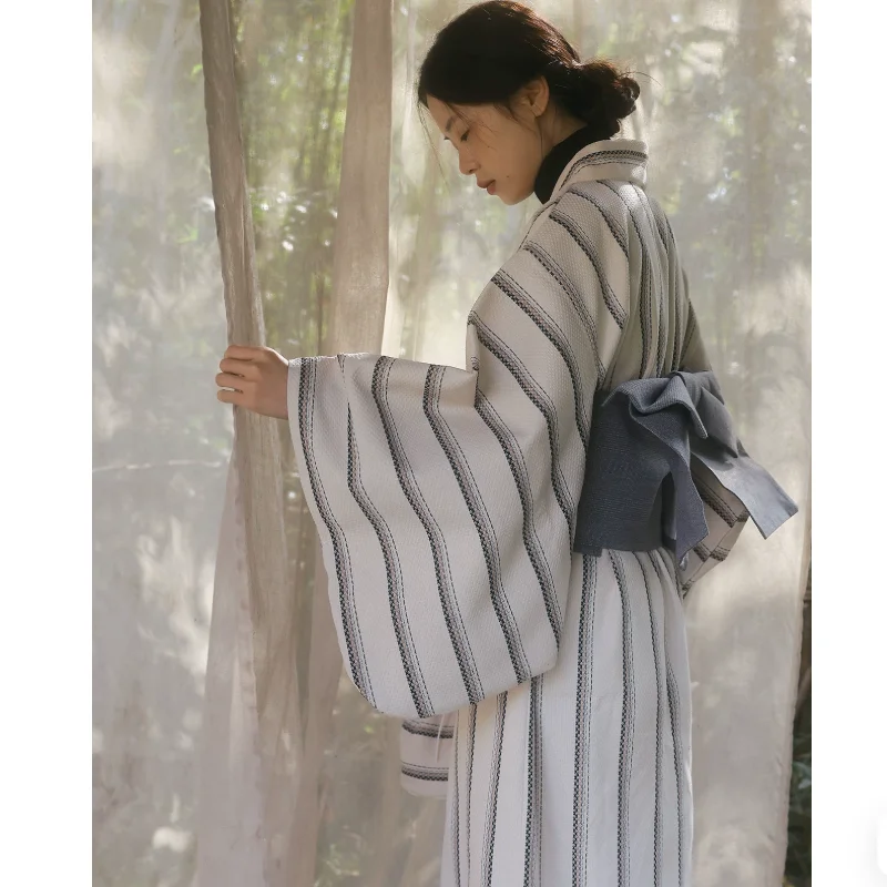 Abito Kimono da Donna a Righe  - Traditional Winter Japanese Clothing recensione e prezzo