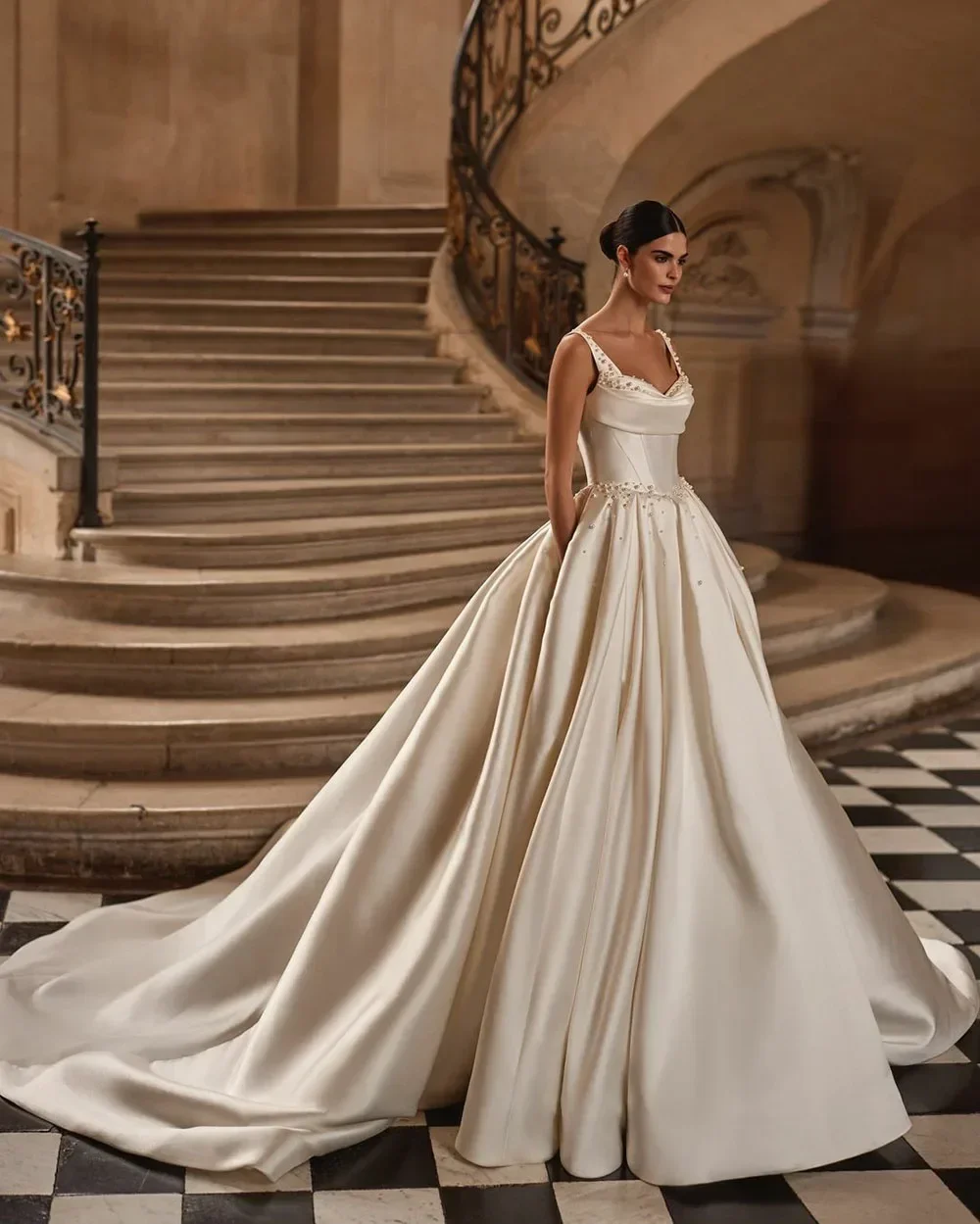 Abiti da sposa in raso squisiti personalizzati Abiti da ballo principessa Abiti da sposa con perle Abiti da Noiva vintage di lusso