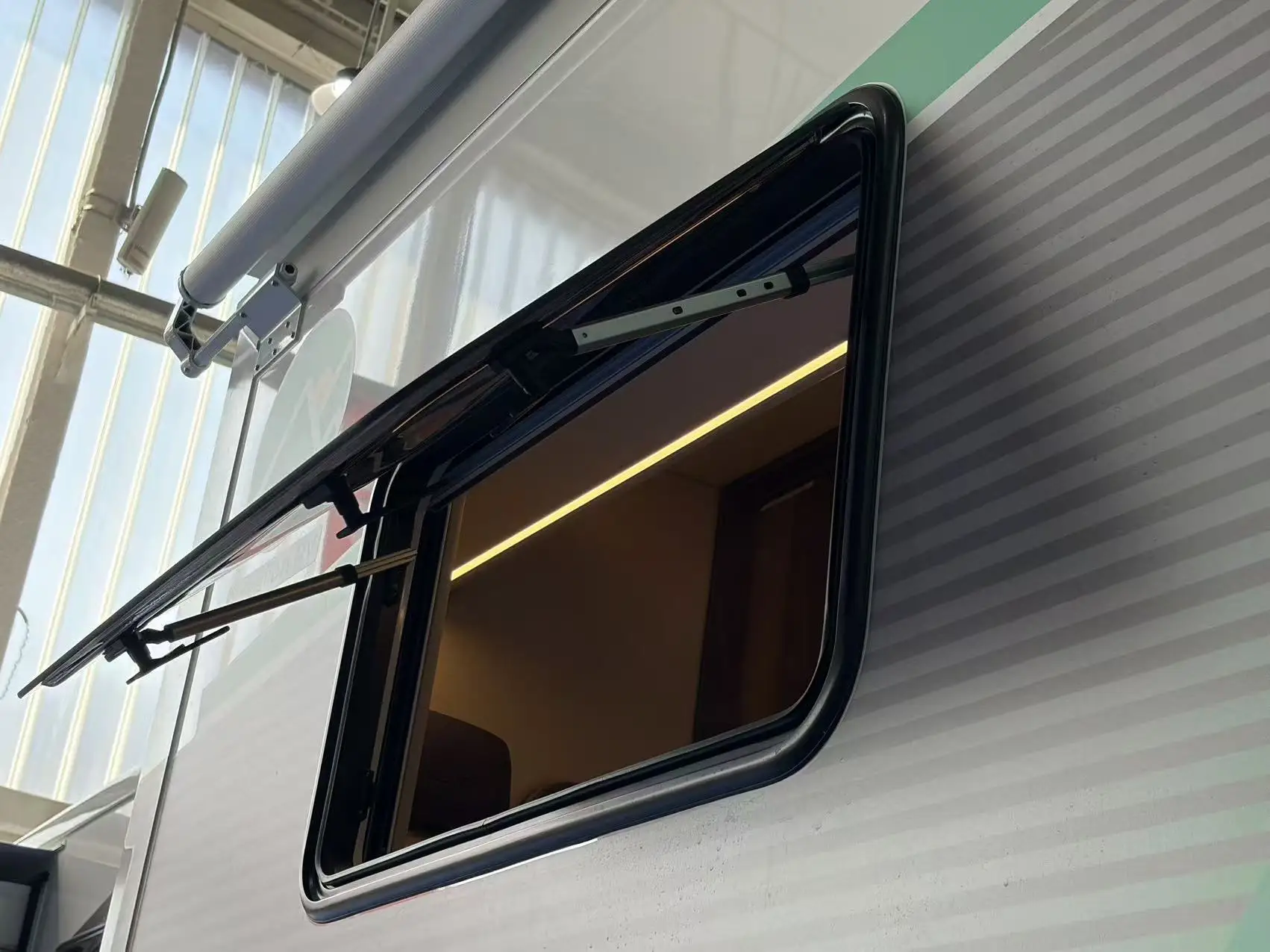 Rounded Angle External Push Window Waterproof Vent Window For Motorhome