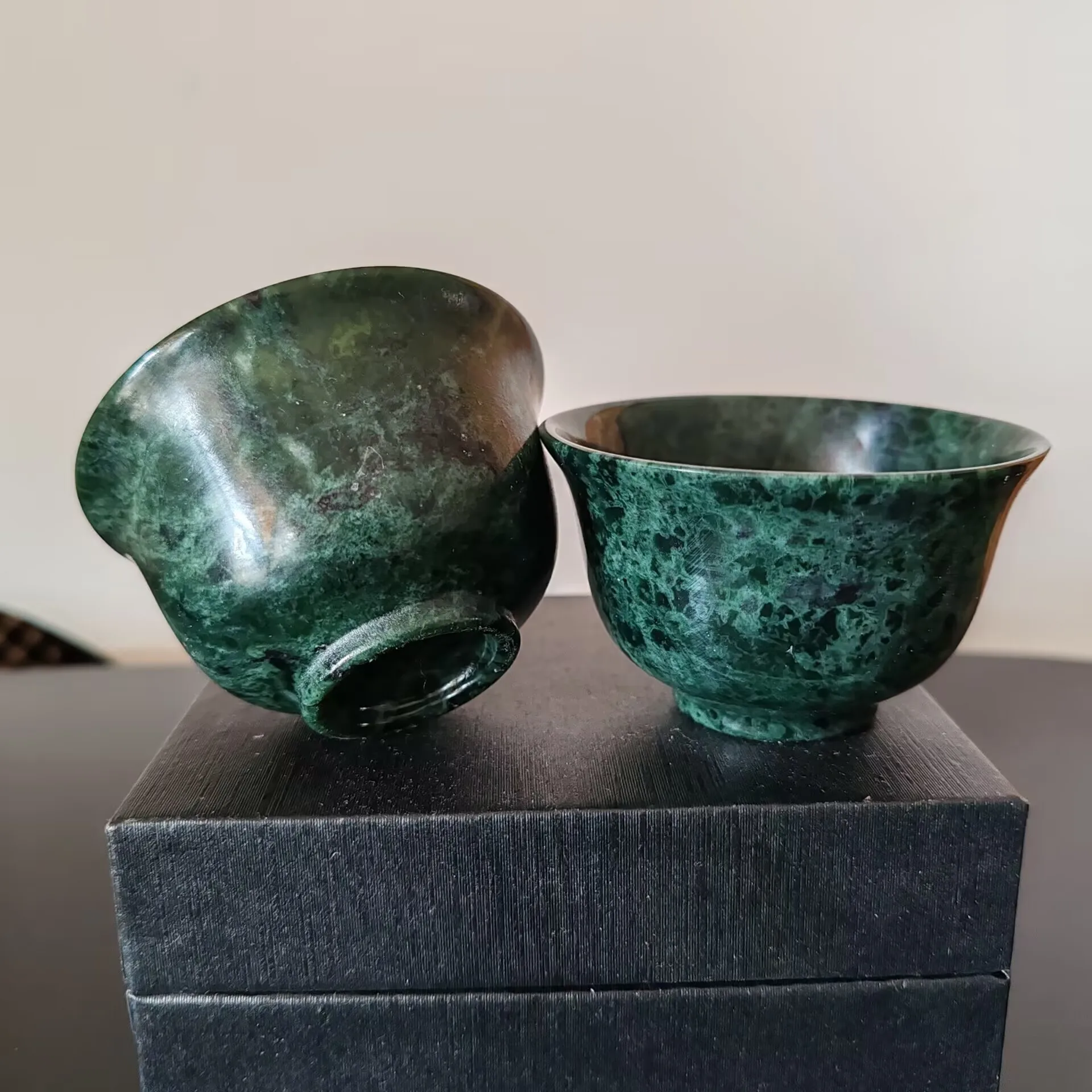Medycyna tybetańska Król Kamienna filiżanka Naturalny zielony jadeit Kung Fu Zestaw do herbaty Chińska ceremonia parzenia herbaty Uzdrawiające kamienie magnetyczne Gongfu Teaware