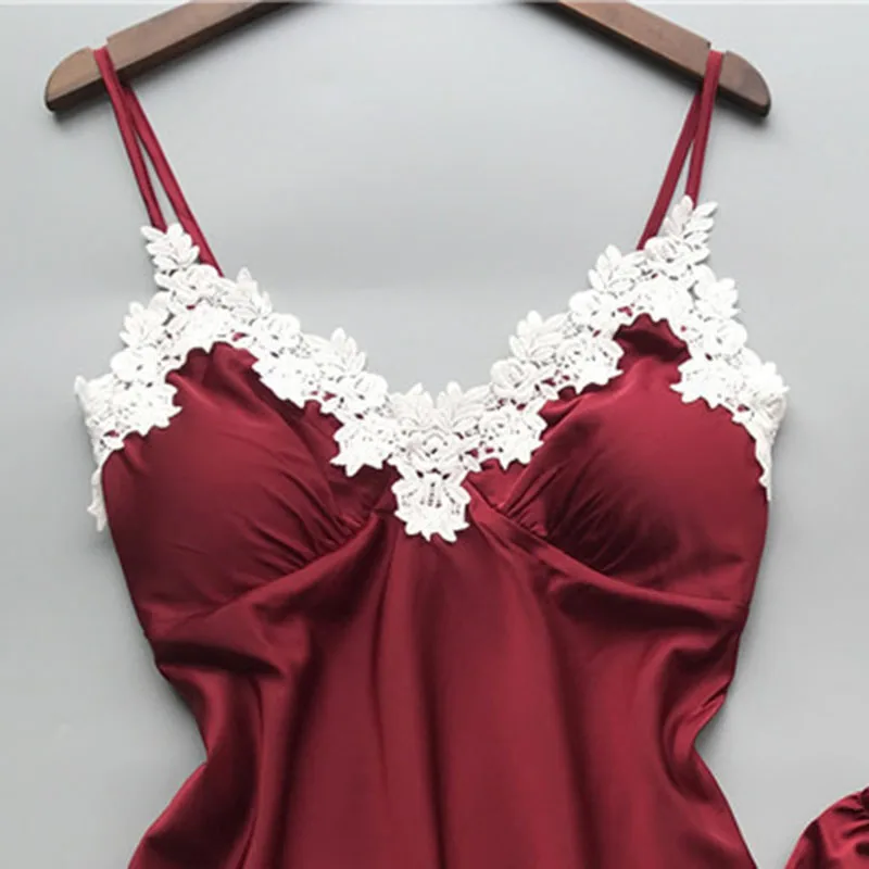 طقم بيجامة نسائي قطعتين. فستان ساتان مطاطي عصري برقبة على شكل حرف V مع أشرطة من الدانتيل وقميص قصير مثير مقترن مع شورت.