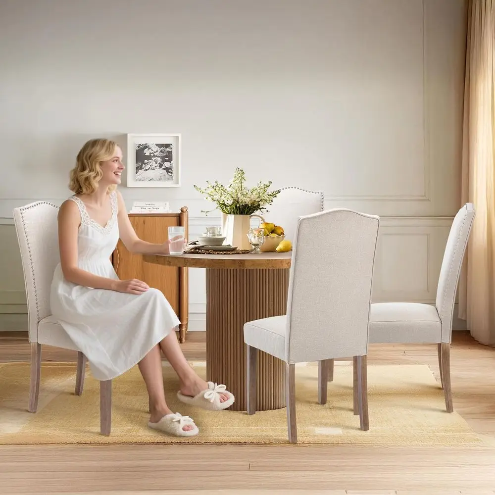 Sedie da pranzo Parsons in tessuto beige con finiture in chiodo color argento e gambe in legno, set di 6