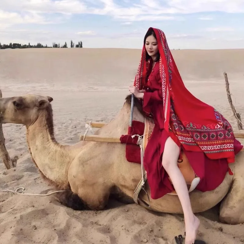 Wearing A New Cape Over A Shawl Is A Must-have for Desert Travel. Ethnic Style Desert Travel Is Simple, Elegant, and Beautiful