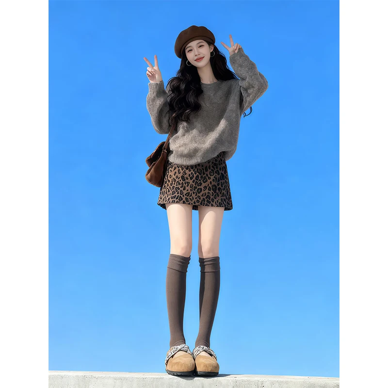 

Осенне-зимний корейский женский вязаный свитер и юбка с леопардовым принтом, комплект из двух предметов, модный ансамбль для зрелых людей
