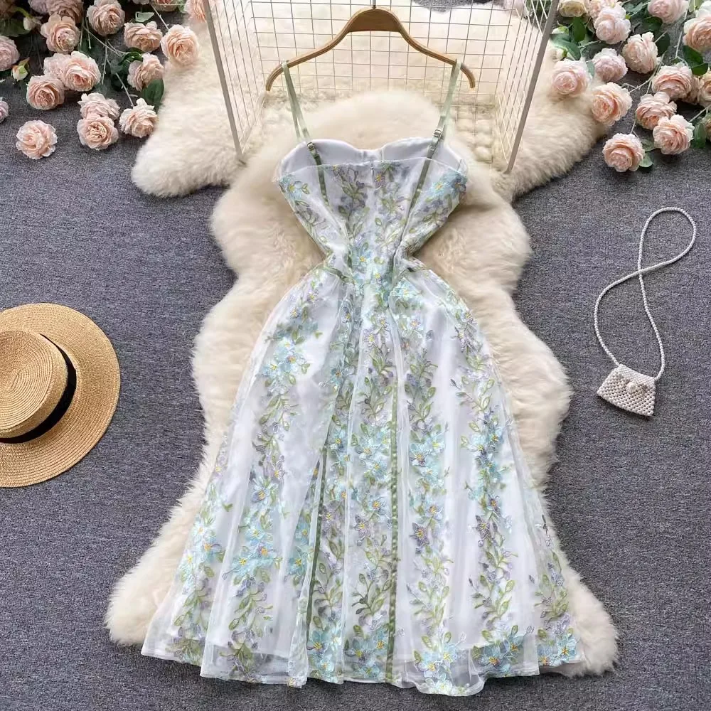 Grüne Blumen stickerei Kleid Frauen elegante Leibchen Sommerferien Vestido Spaghetti geschnallt Luxus Design Kleidung Dame