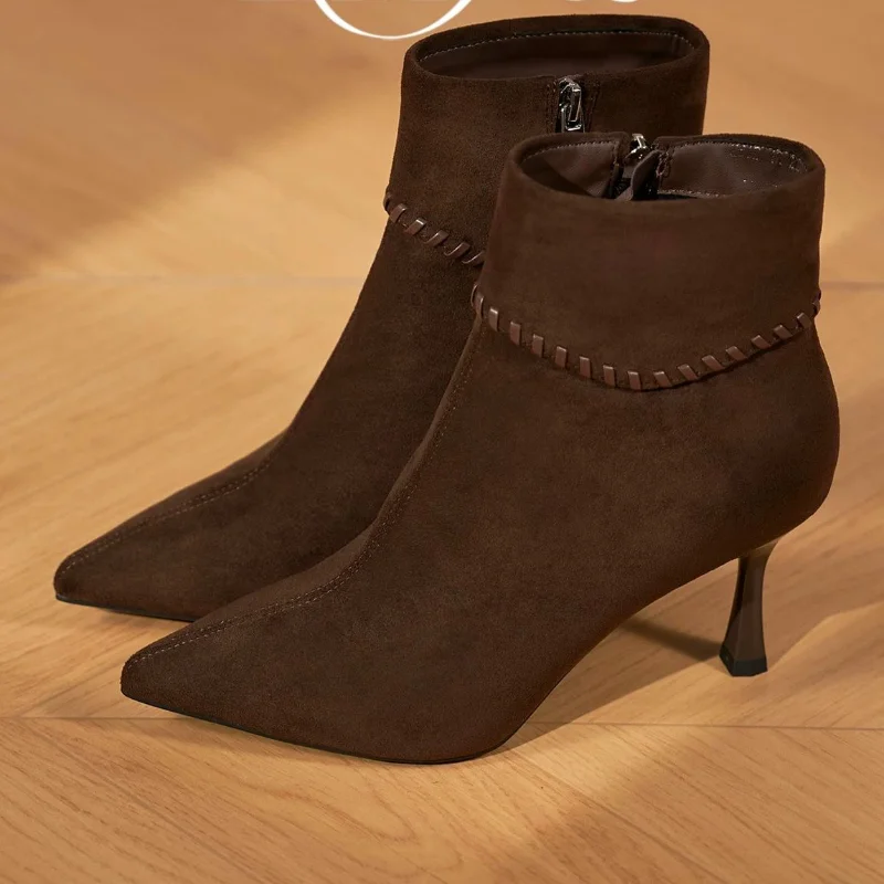 نمط الخريف/الشتاء الجديد من أحذية الكاحل ذات الكعب العالي ذات الحواف المدببة ذات الكعب العالي هو حذاء أنيق ومتعدد الاستخدامات