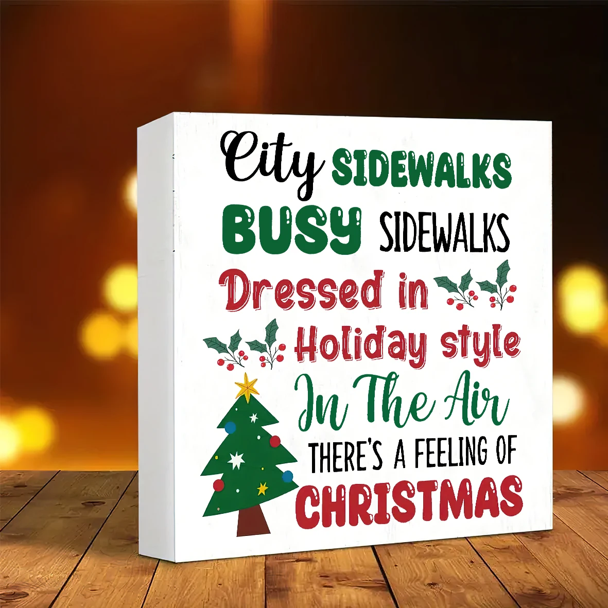 قطعة واحدة من زخرفة سطح المكتب لعيد الميلاد الاحتفالي - "أرصفة المدينة مشغولة بنمط العطلة" خشب، أحمر وأخضر مع لهجات هولي