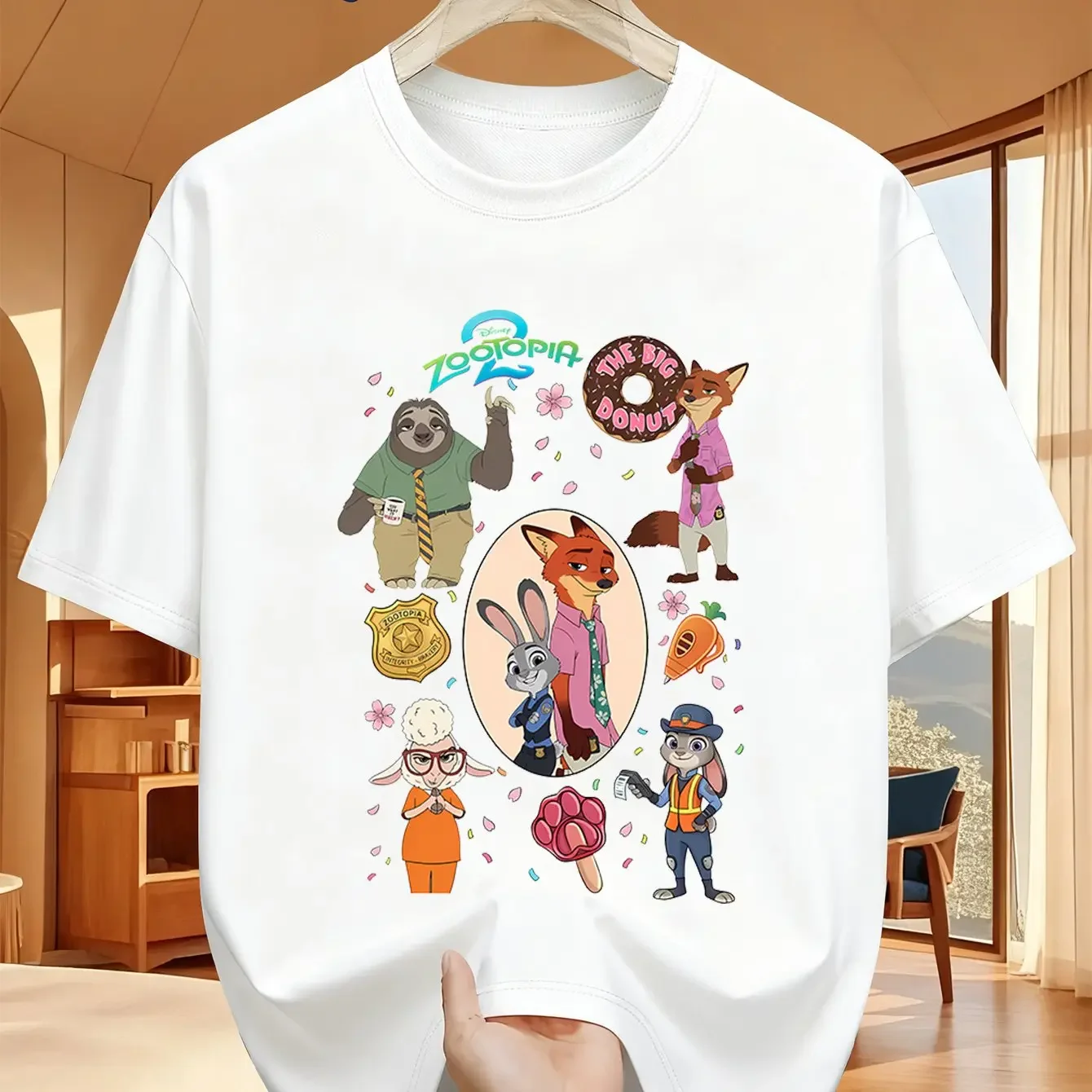 Zootopia 2: Múltiples Personajes con Elemento de Insignia de Policía de Donut | Camiseta para hombre con estampado de colección con temática de película