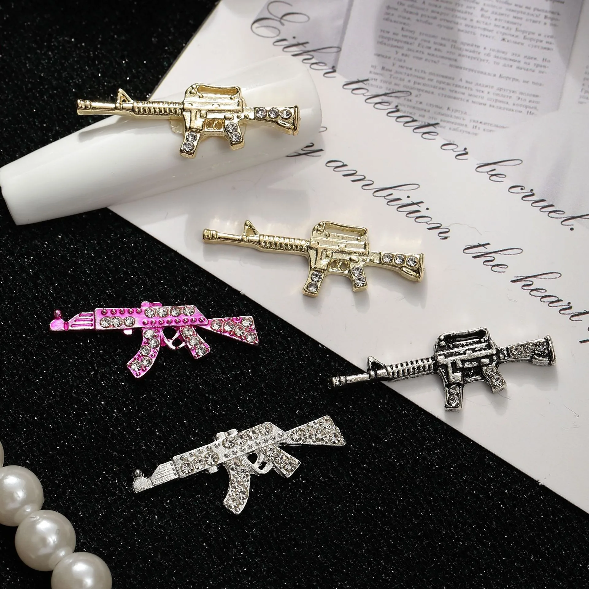 50個入りネイルアートチャームセット、ヴィンテージ風クールな銃とドルデザインのコンパートメント付きミックスボックス、低刺激性 - レトロシックネイル