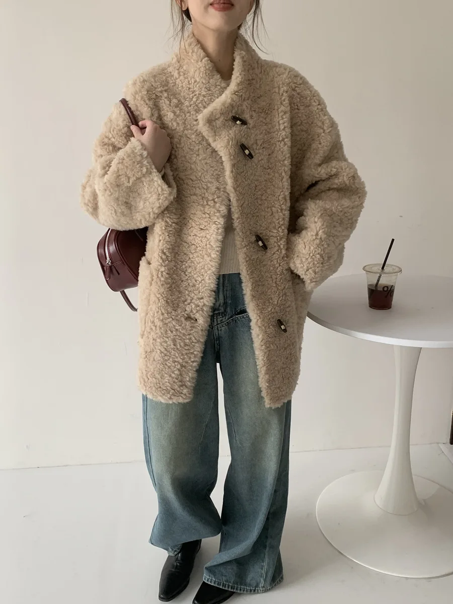 Nuovo cappotto di pelliccia integrato in pelliccia di pecora da donna dal design medio-lungo con fibbia in corno di mucca