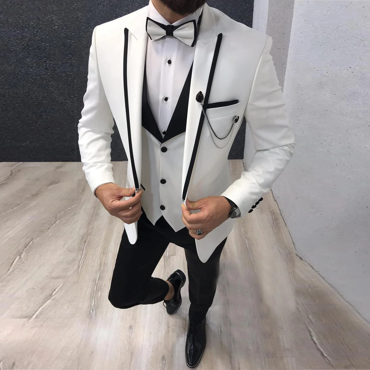 

Ivory Men Suits 2025 Peak Lapel Slim Fit 3 Pieces Business Groomsmen Men Wedding Suit Set (Blazer+Pants+Vest) Costume Homme