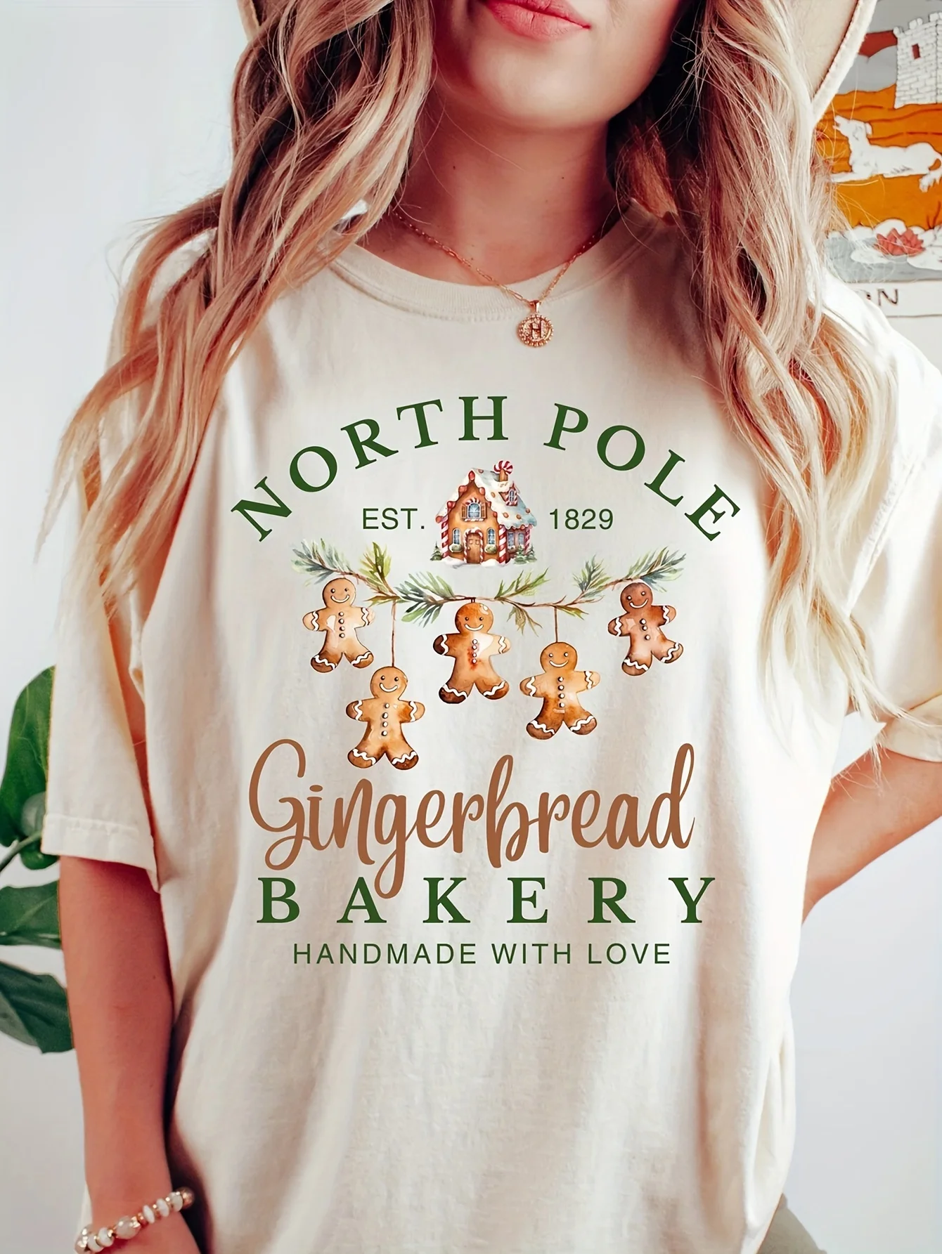 

Женская рождественская футболка с рисунком пекарни с мультяшным дизайном и принтом шляпы Санта-Клауса, повседневная праздничная футболка с круглым вырезом, сезонная одежда