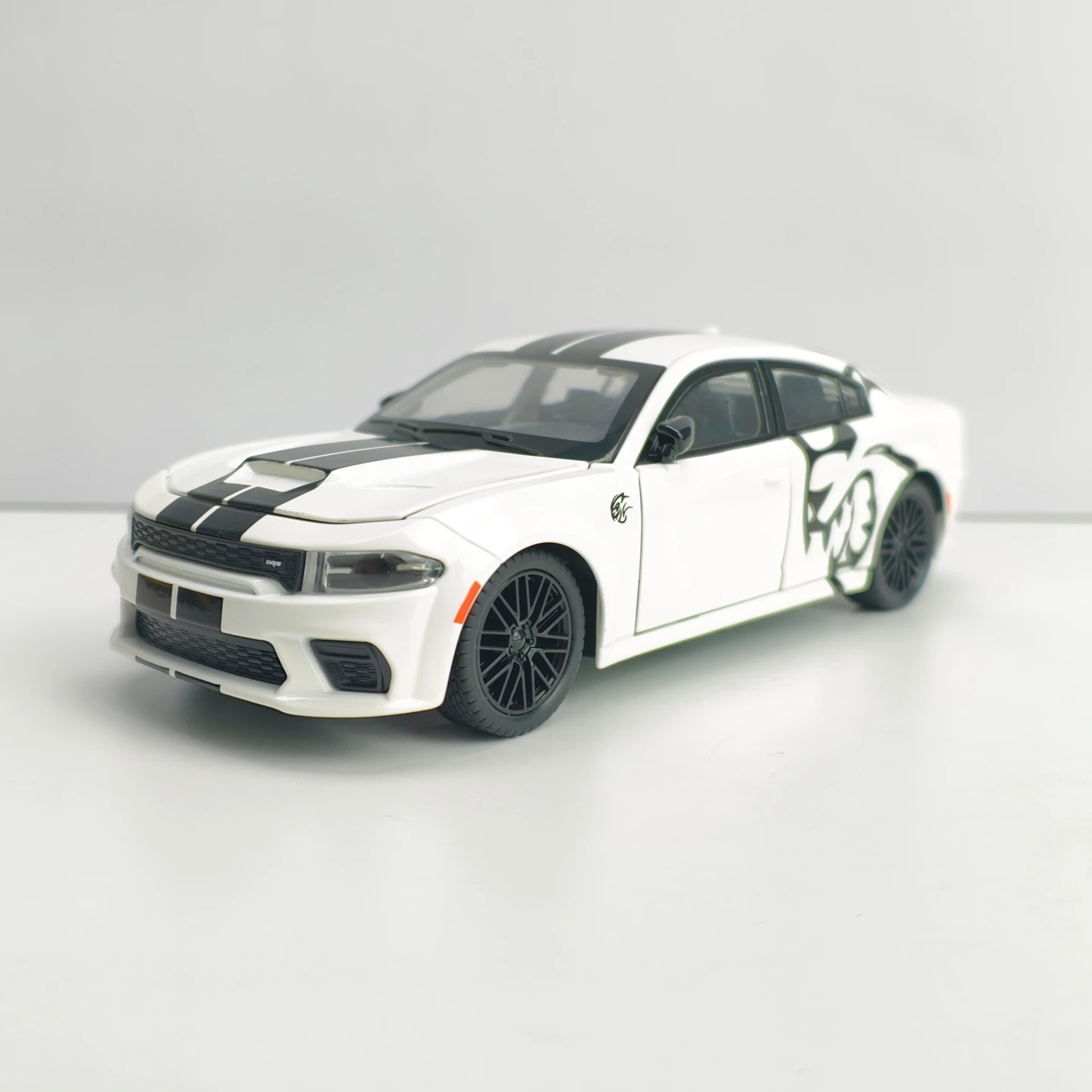 1: 24 simulation Dodge Hellcat SRT modified alloy car model, doors and engine hood, trunk can be opened with sound and light view 4