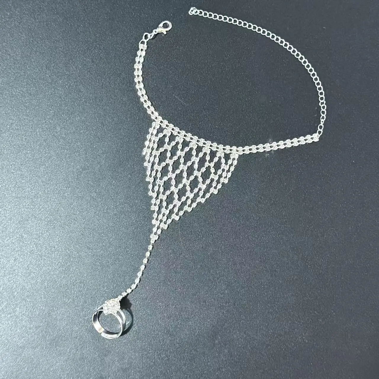 خاتم نسائي عصري مرصع بشرابة لامعة من حجر الراين مع سوار إصبع مناسب للارتداء اليومي