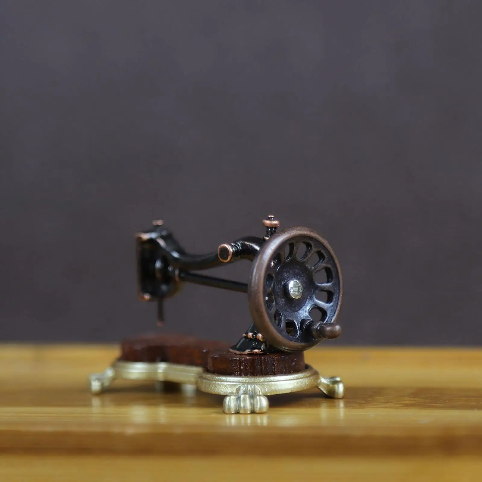 

1/12 Dollhouse Sewing Machine Children Role Play Toy Simulated Mini Sewing Machine for Layout DIY Landscape DIY Projects