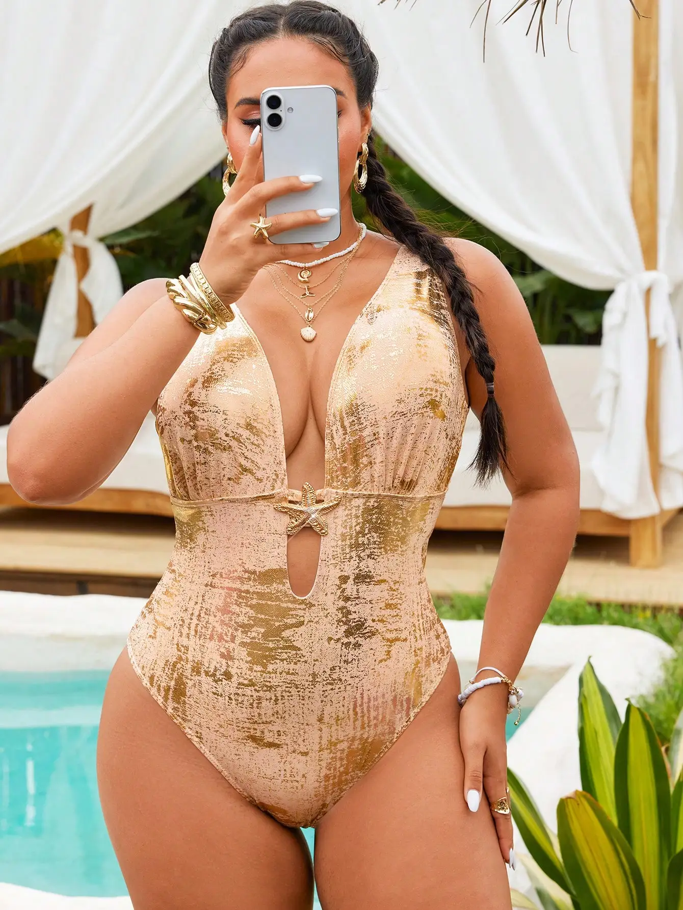 

Блестящий золотой слитный купальник больших размеров с глубоким V-образным вырезом, вырезами на талии и декором в виде морских звезд для отдыха у бассейна
