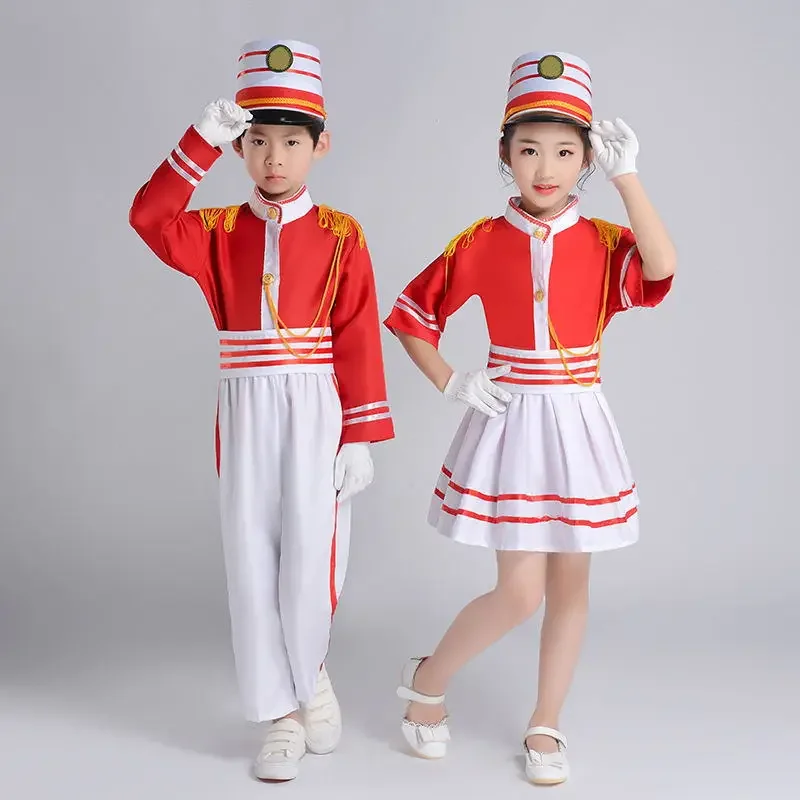 小学校のパフォーマンス衣装、生徒の旗掲げバンド、子供たちの儀仗兵、ドラマー、幼稚園の旗掲げユニフォーム