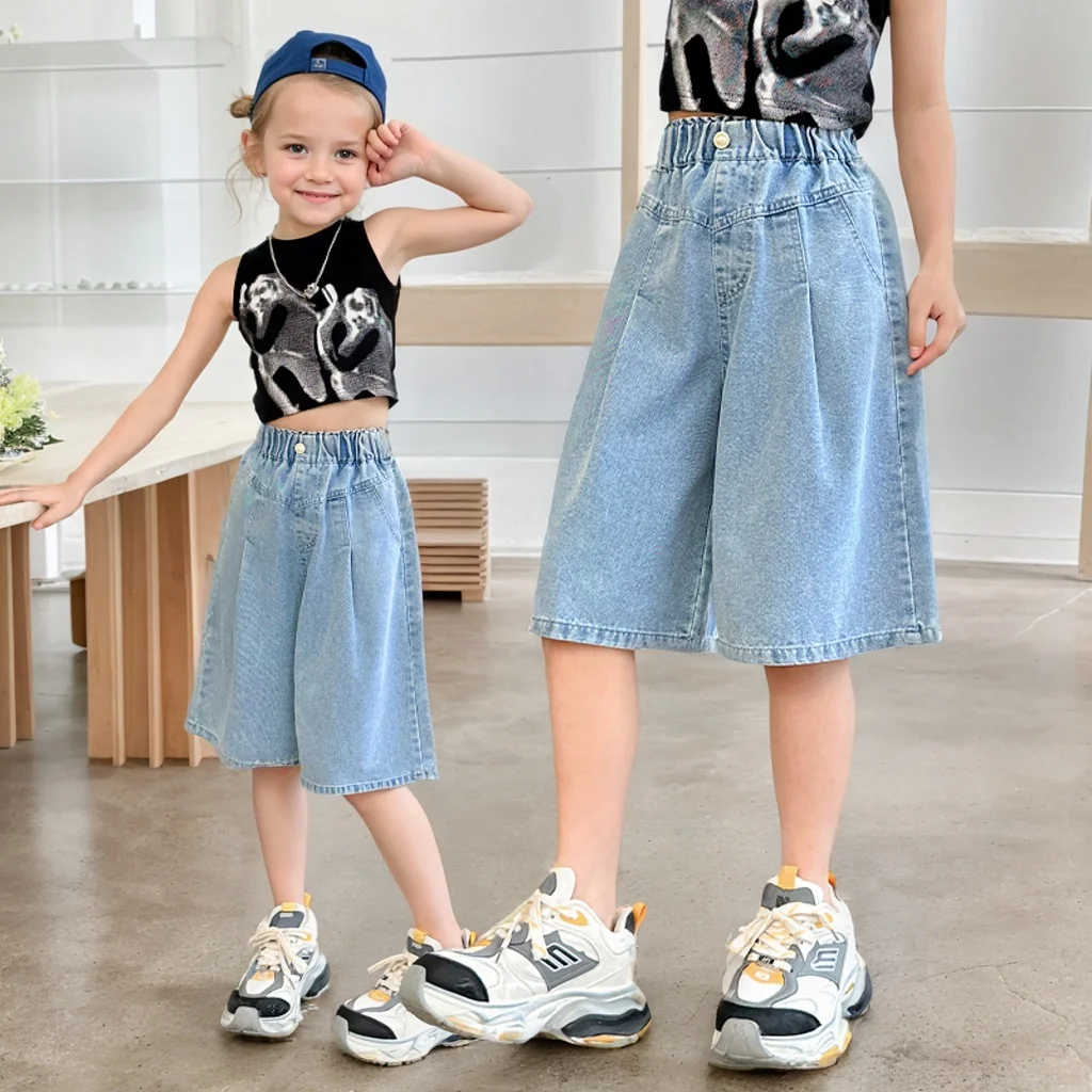 Girls' sequin denim shorts, stylish and versatile, for children aged 5-15, with a three-dimensional wrinkled effect to them look