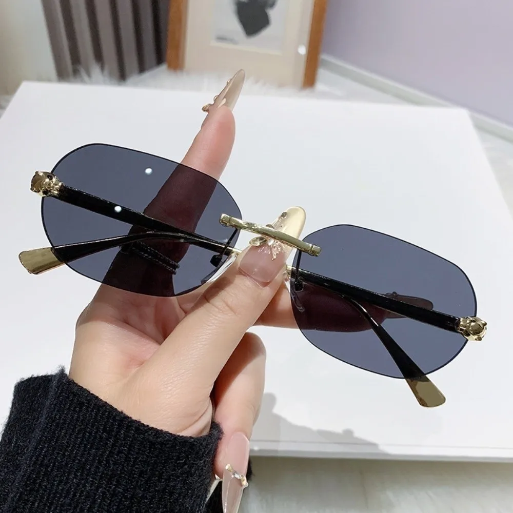 جديد خفيف الوزن بدون شفة البيضاوي Sunies زي ملحق سبيكة النساء المضادة للأشعة فوق البنفسجية نظارات PC مقاوم للماء مكافحة نظارات الضوء الأزرق الطرف