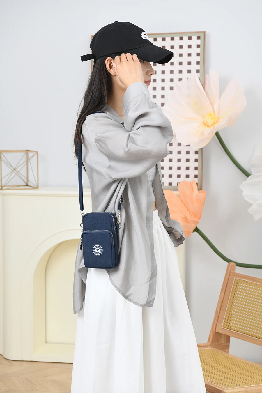 

The new men's mobile phone bag is a lightweight single-shoulder crossbody bag with multiple layers for outdoor use