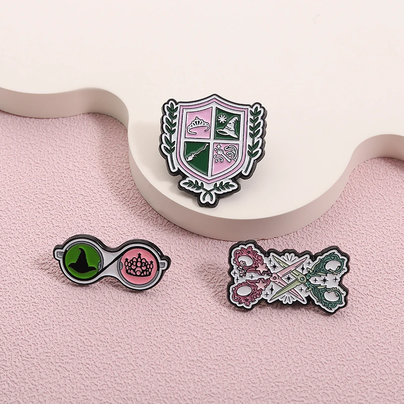 الساحرة الخيال فيلم بروش المينا دبابيس قبعة الساحرة تاج عصا سحرية درع دبابيس الملابس شارة التلبيب مجوهرات هدايا للأصدقاء