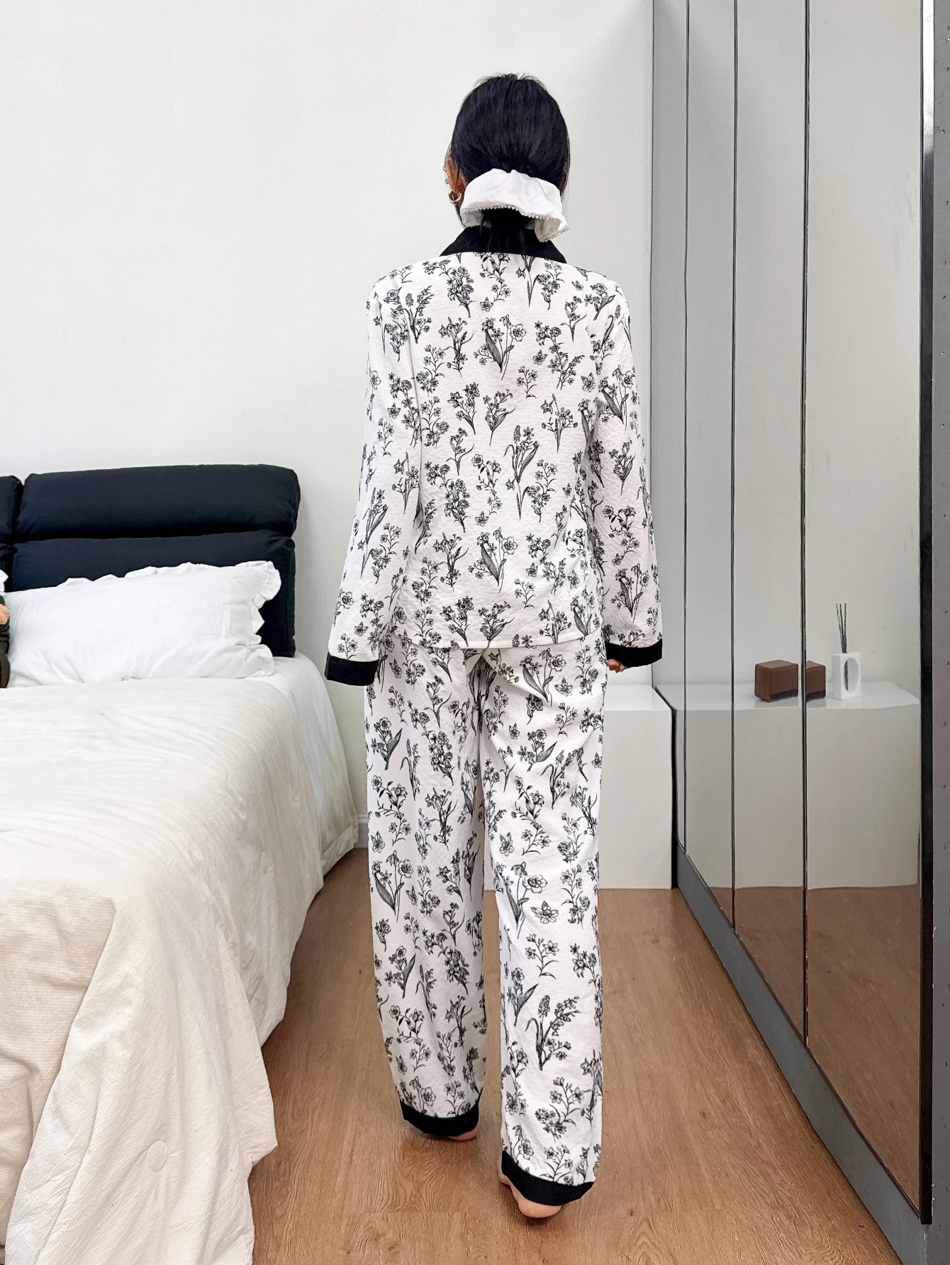 Two-Piece Autumn and Winter Women's Floral Print Pajama Set, Long-Sleeved Button-Down Collared Top and Long Pants, Casual Sleepwear Loungewear Set Suitable for Home Use
