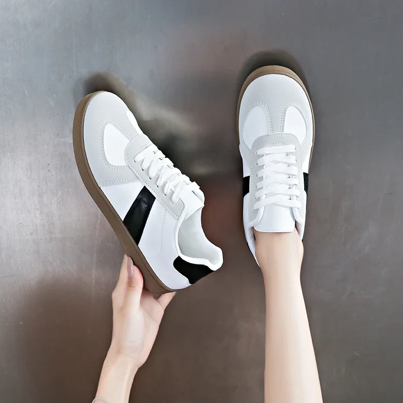 2025 أحذية رياضية ترفيهية للنساء والأطفال مريحة وناعمة من الأسفل أحذية مشي خارجية للسيدات أحذية مسطحة منخفضة الارتفاع