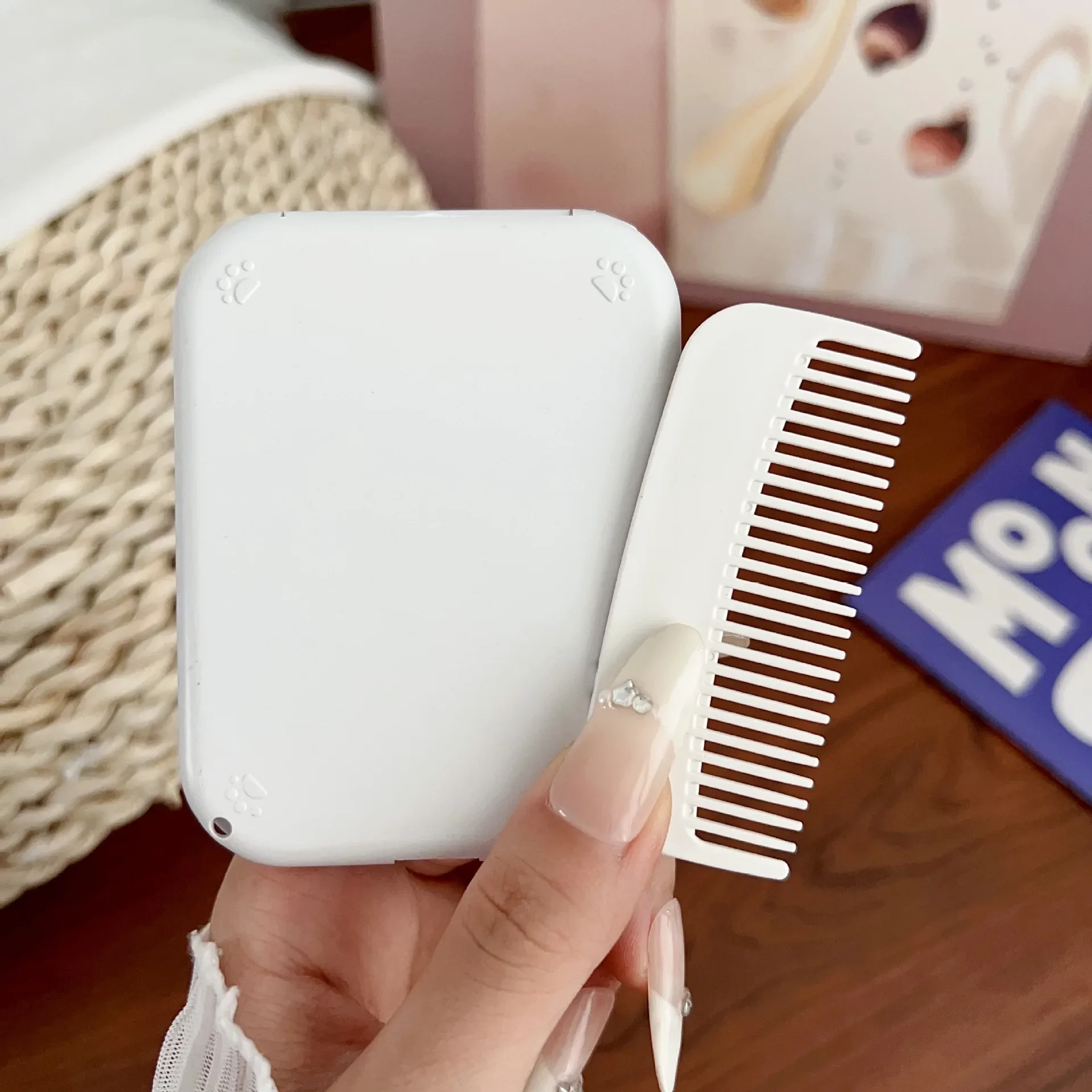 New Handheld Small Mirror Flip-top Portable Cosmetic Mirror Simple Portable Folding Mirror Comb Integrated