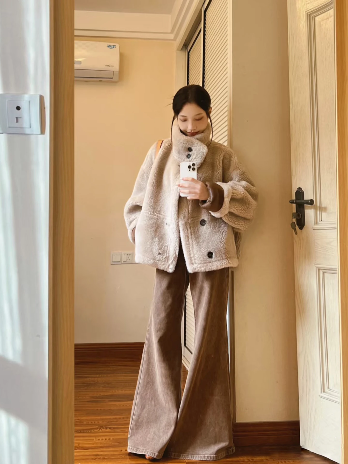 環境に優しい00%ウールショートファージャケット レディース 春用レザーコート 毛皮と革が一体化した環境に優しいデザイン