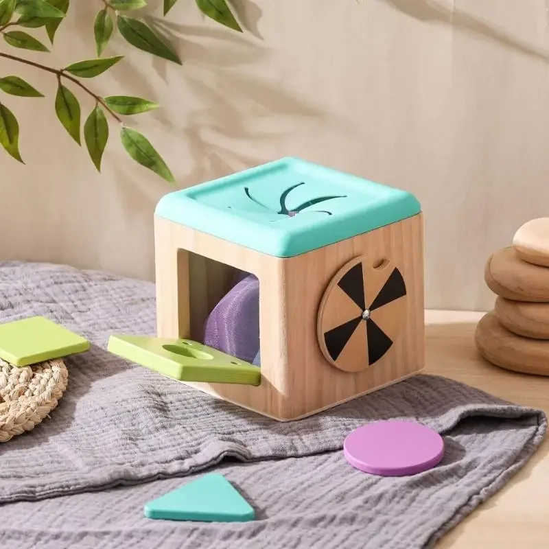 Drewniany pojemnik na chusteczki dopasowujący się do kształtu sensorycznego. Zabawka dla malucha. Wczesna edukacja. Pudełko z