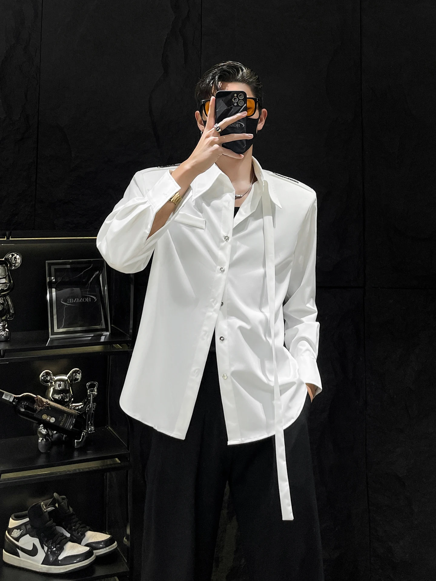 เสื้อเชิ้ตผู้ชายสีขาว แขนยาว แบบมีแผ่นรองไหล่ สไตล์ลำลอง ดีไซน์อเนกประสงค์ รุ่น HOMME ดีไซน์โดดเด่น ไม่มีขีดจำกัด ผลิตจากเส้นใยโพลีเอสเตอร์