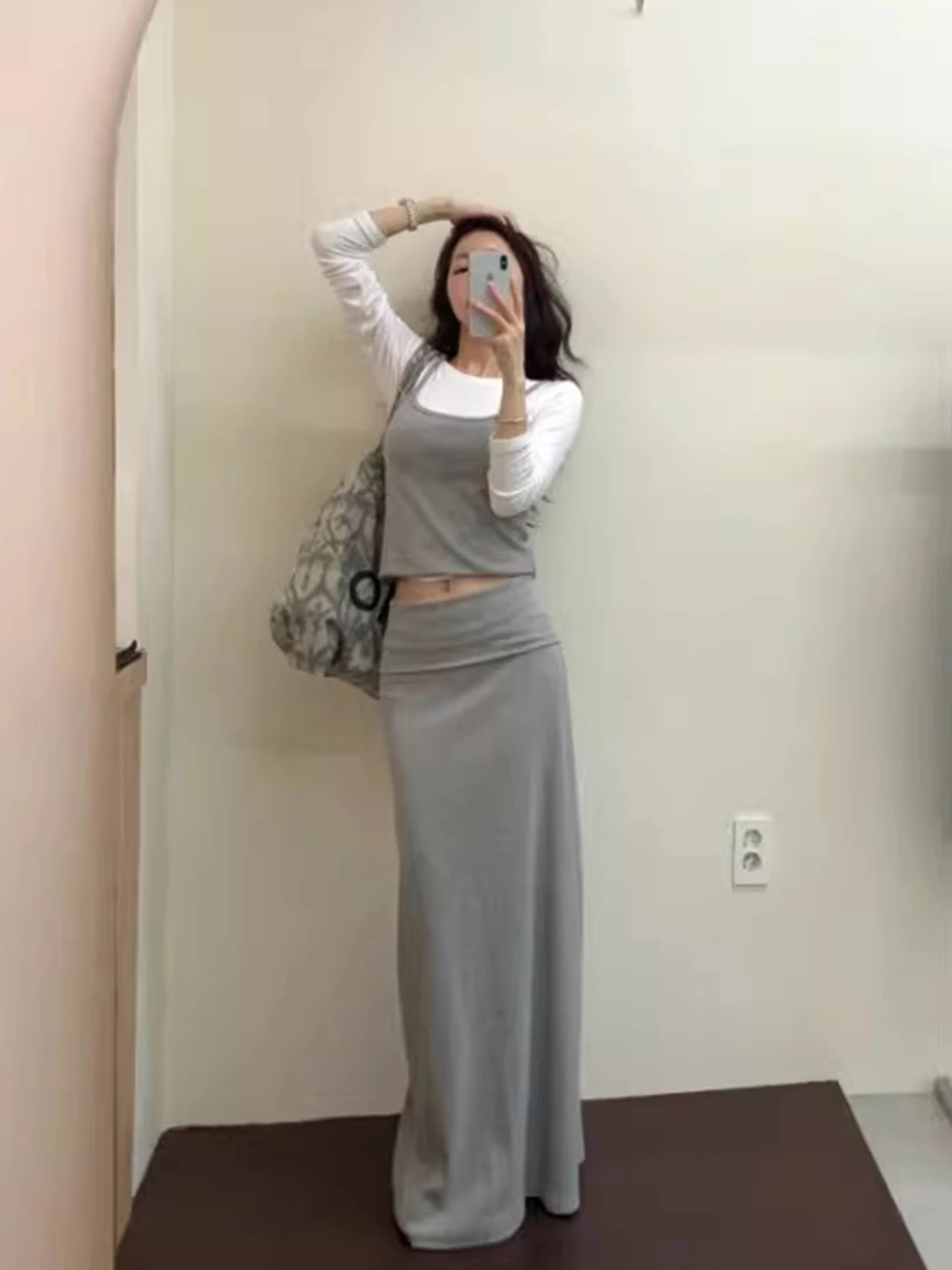 

Модный женский летний комплект из двух предметов: топ-халтер с завышенной талией и юбка, однотонный, стройнящий силуэт, из полиэфирного волокна