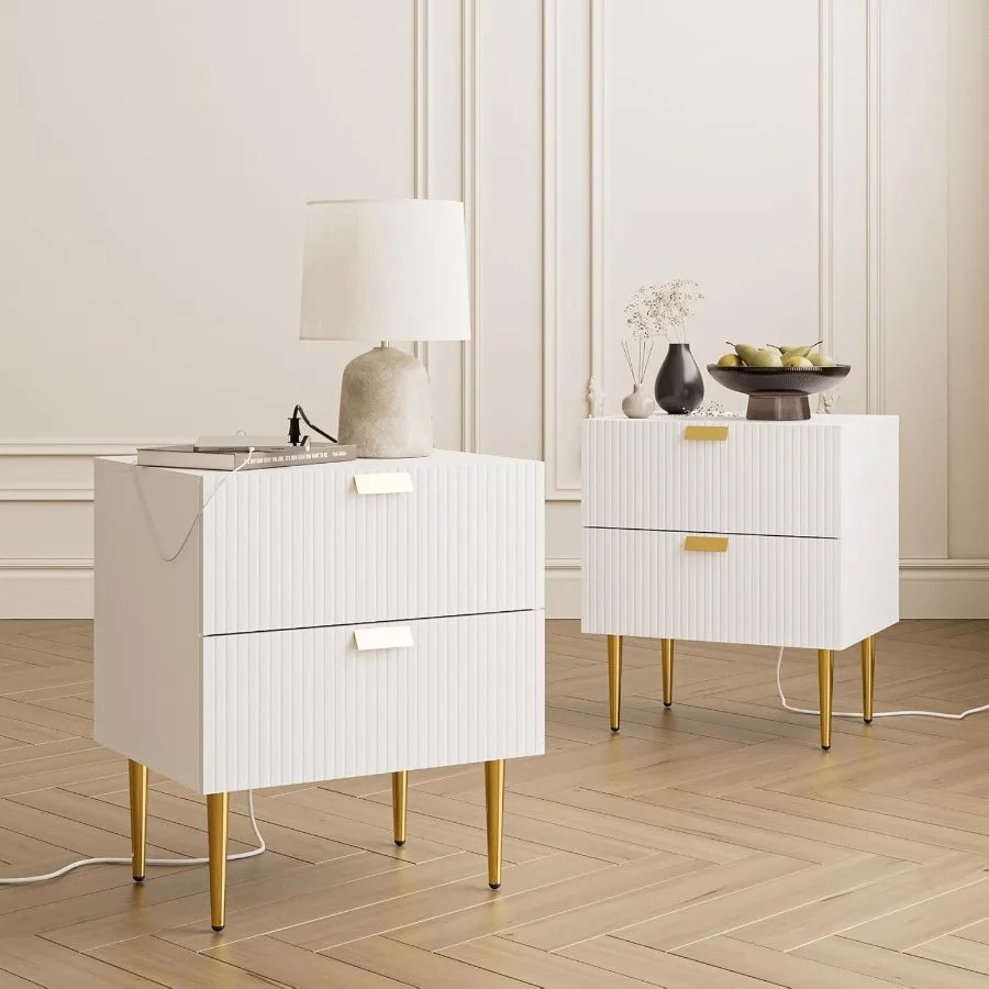 Grande comodino scanalato con stazione di ricarica integrata e presa tavolino dal design moderno di metà secolo per soggiorno o camera da letto