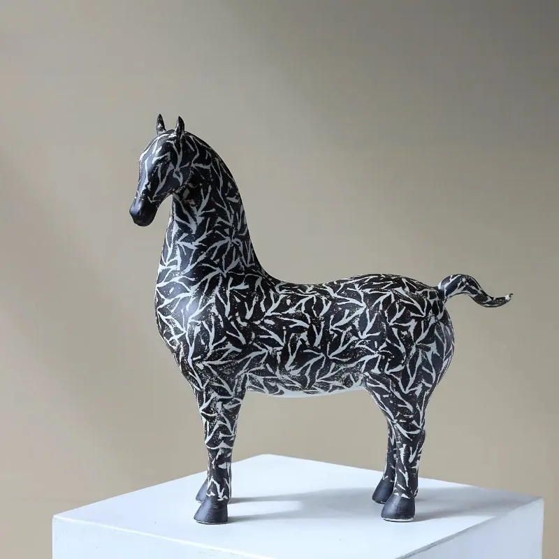 Luxury Metal Horse Sculpture Modern Equestrian Statue for Home Office Desk Ornaments Elegant Living Room Premium Animal Decor