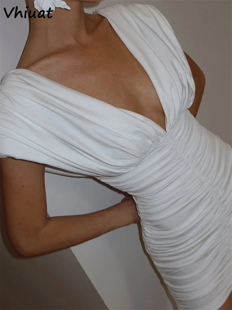 Vhiuat فستان نسائي مثير بفتحة منخفضة ورقبة على شكل V للنوادي الليلية والحفلات المسائية فستان صيفي ضيق مكشكش أسود أنيق موضة فستان قصير 2025