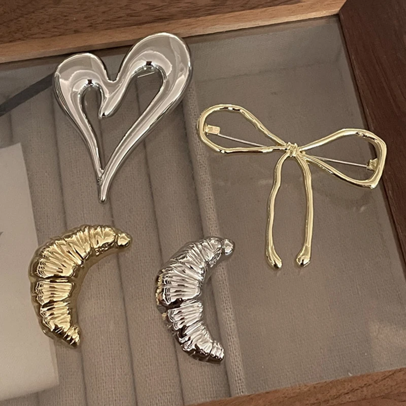 Broches clásicos con lazo en 3D de corazón de melocotón, alfileres para mujer, croissant Irregular Simple, hermoso nudo, broche para fiesta y oficina, accesorios