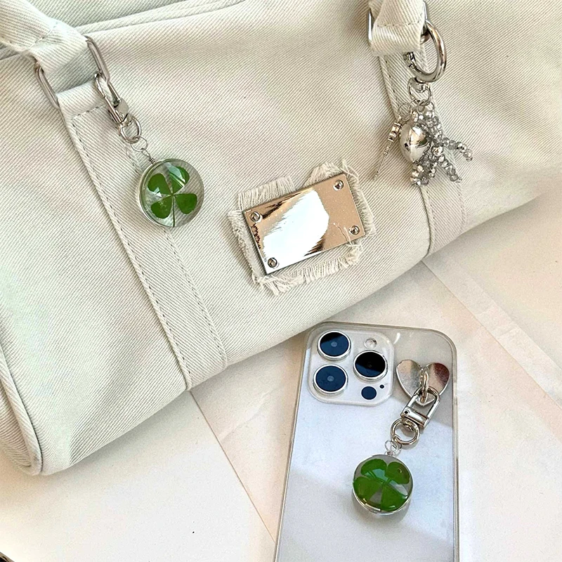 Nuevo Llavero Colgante Trébol de Cuatro Hojas de la Suerte, Cadena para Teléfono Móvil, Llavero de Flores de Cristal Verde, Abalorios para Mochila, Decoración para Coche y Bolso, Regalos