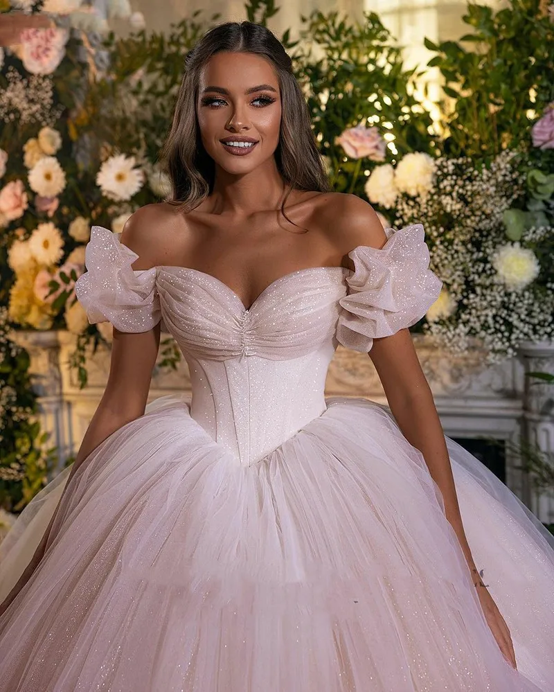 Abiti da sposa principessa con spalle scoperte abito da ballo con scollo a cuore arricciato abiti da sposa in Tulle glitterato Robe De Mariee Sweep Train