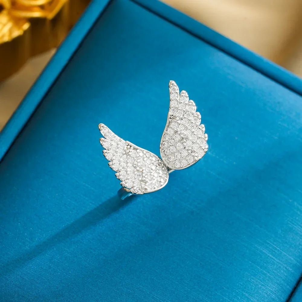 

A copper-plated real gold ring with a female niche design, exaggerated wings and zircon openings