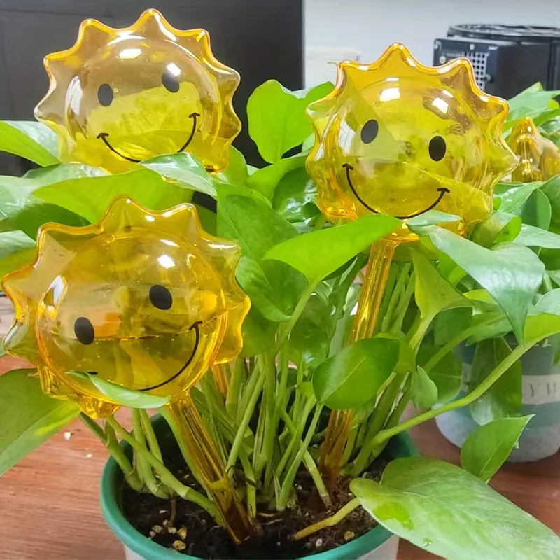 Three sun-shaped self-watering posts - durable plastic pot-shaped balls, automatically releasing moisture