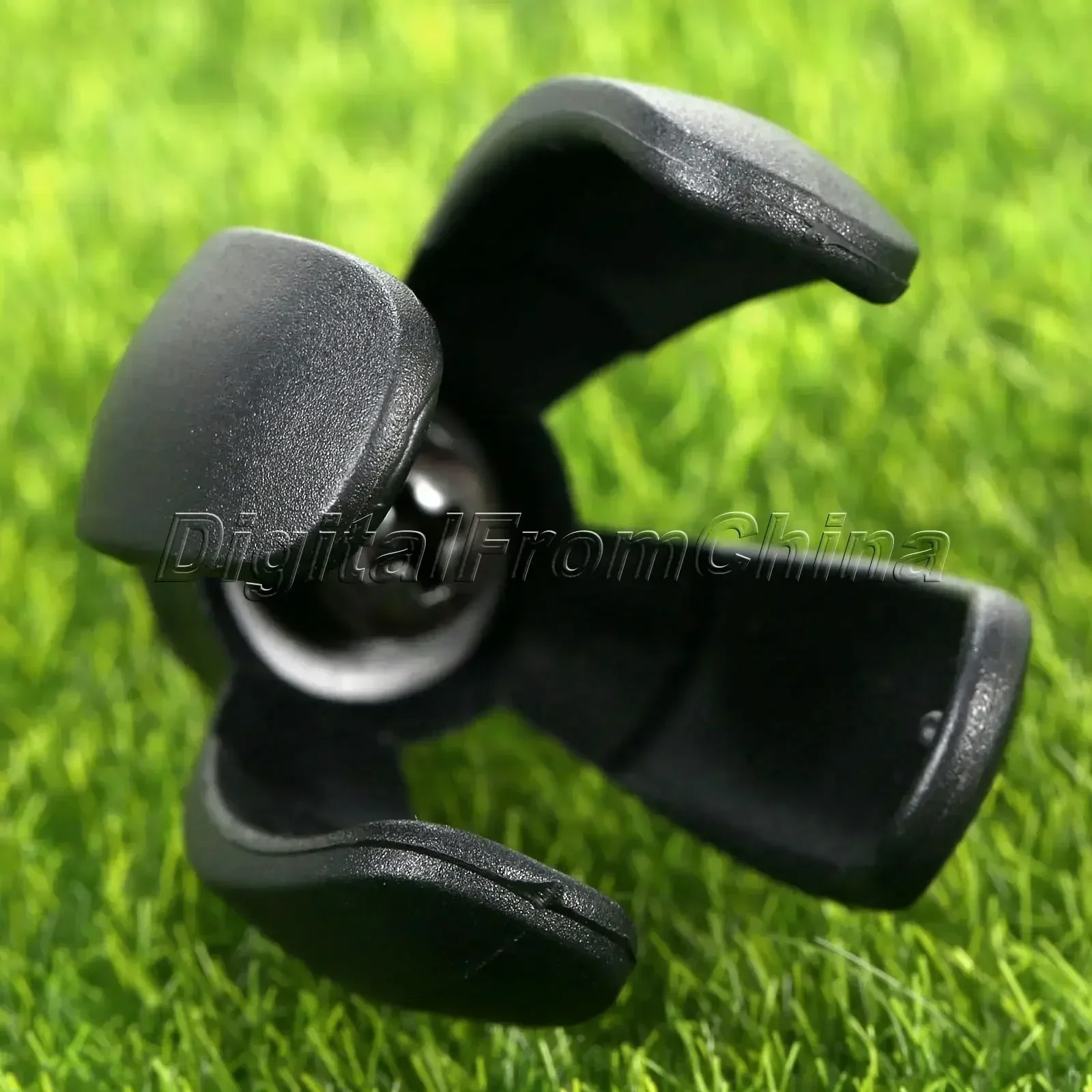 1Pc Black Durable Plastic 4-Prong Golf Ball Pick Up Putter Pitch Grip Retriever Grabber Claw Sucker Tool Golf Training Aids