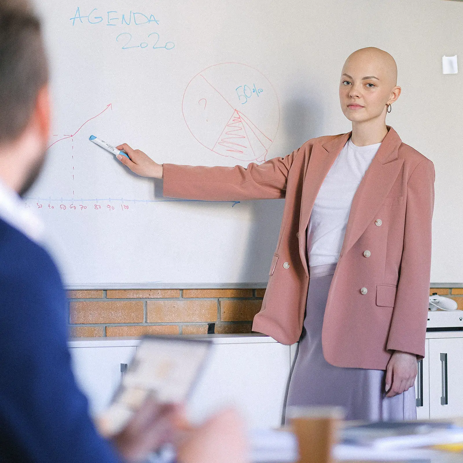 

100 шт. клейких пластиковых зажимов для ручек, держателей для маркеров на белые доски, холодильники, сухие поверхности, для использования в классах и офисах
