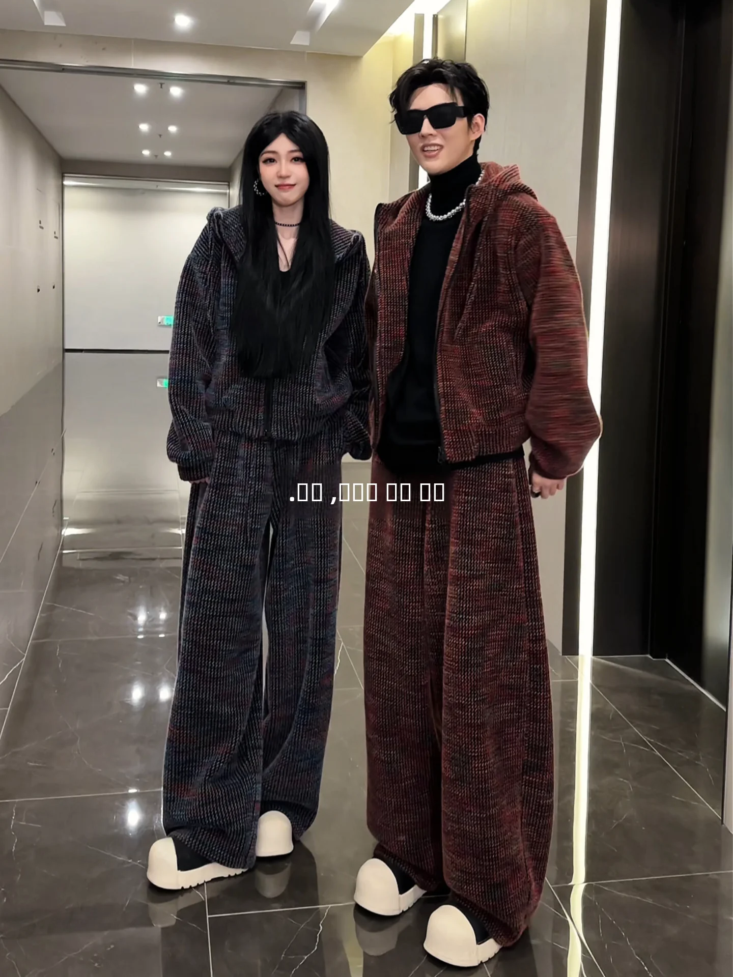 

Ретро-комплект в американском стиле, разноцветный, повседневный, зимний, новый, мужской, с эффектным дизайном, худи и длинные брюки, комплект из двух предметов