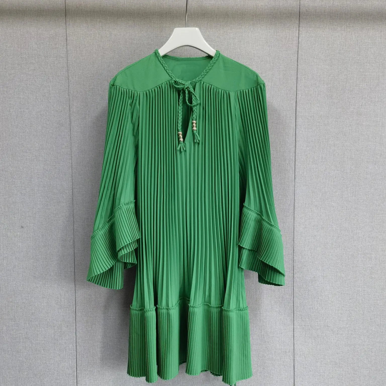 

Elegant Green Midi Dress with Pleats Bell Sleeve V-Neck Waist Belt Spring Summer 2025 Fashion Ladies' Gown Polyester Material
