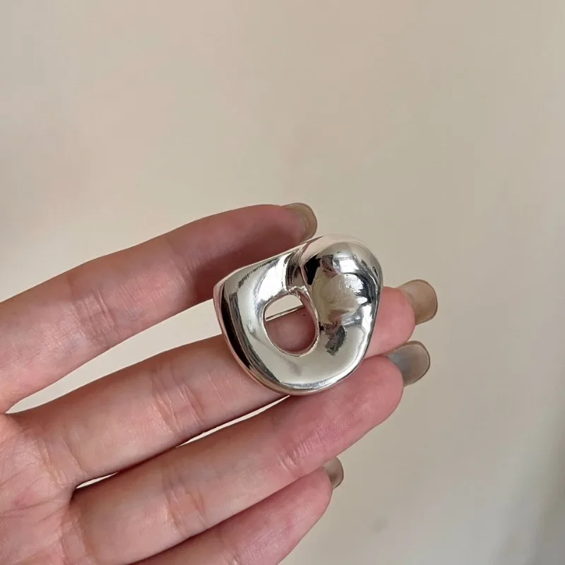 Design di nicchia francese Forma convessa concava geometrica estremamente semplice Design versatile e compatto Accessori per spille stile Ins