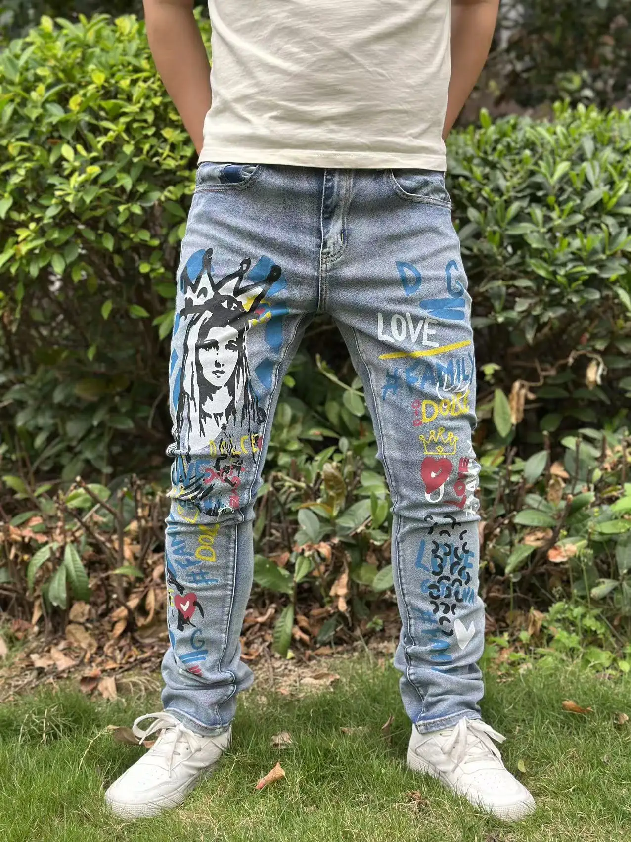 

Street casual wear, men's jeans, fashionable prints, classic style trousers, with a waist-cinching design. Light blue version