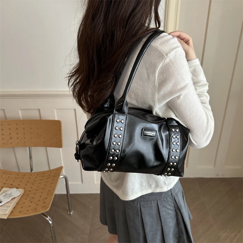 Metallnieten-Besetzte Boston-Handtasche, Stilvolle Damen-Umhängetasche mit Nieten-Dekor und Reißverschluss, Vintage Unterarmtasche, Große Kapazität Shopper-Tasche – Detail 16