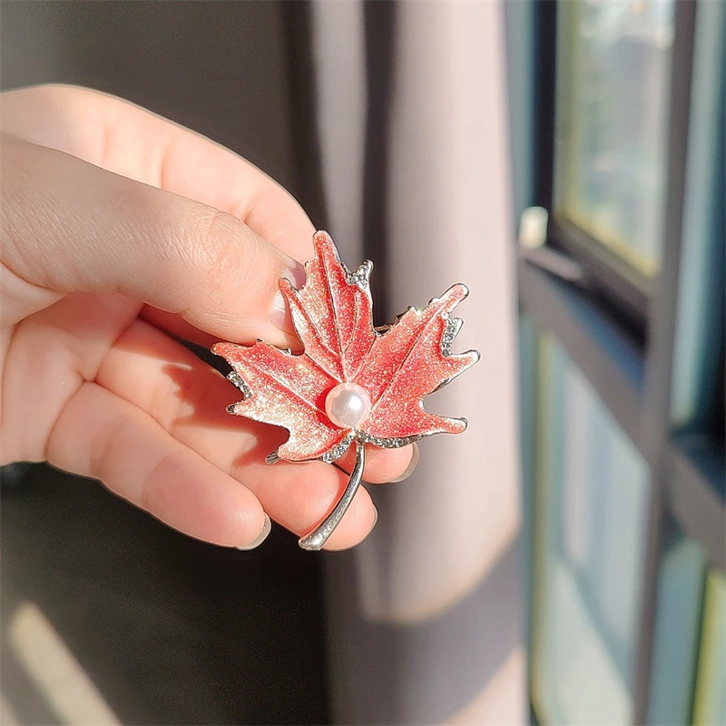 Cross-border new Korean version of exquisite jewelry alloy fashion diamond-inlaid drop oil Maple Leaf brooch all match women's c